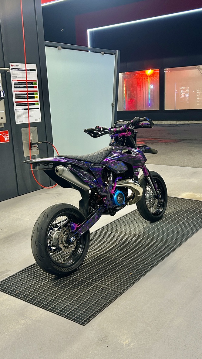 Motorrad mit Motech-Halter im Alltag